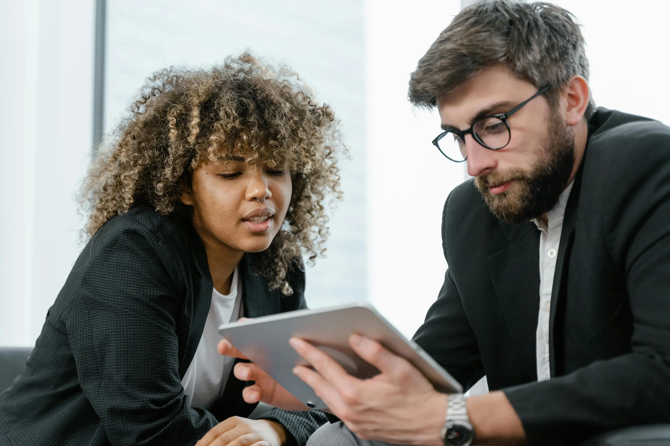 Beyond management: when the platform also becomes an active and strategic showcase